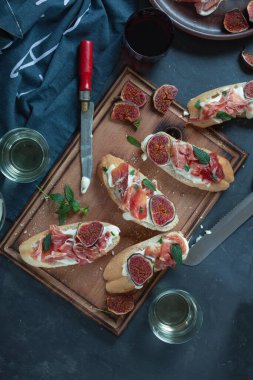 Jamonlu İspanyol tapası ve pintxos ve yumuşak peynir, şarap, akşam yemeği.