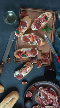 Jamonlu İspanyol tapası ve pintxos ve yumuşak peynir, şarap, akşam yemeği.