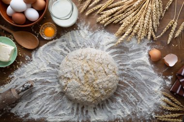 Paskalya ekmeği için hamur yoğuran bir kadın..