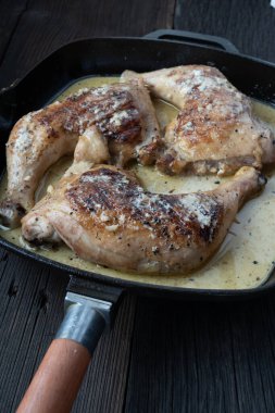 Tavada ızgara tavuk.