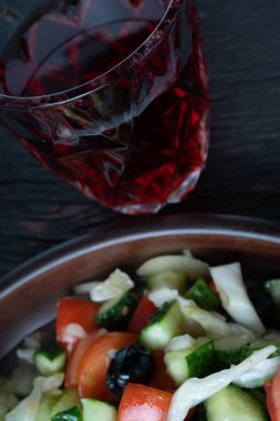 Geleneksel Amerikan yemeğiyle birlikte kızarmış tavuk, patates püresi ve salata.