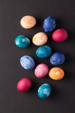 Karanlık taş arka planda Paskalya yumurtaları
