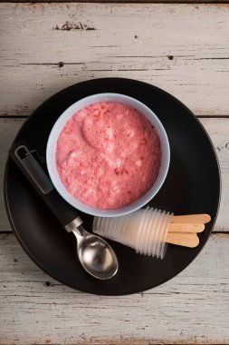 Ev yapımı ahududu dondurması yapmak, üst manzara, mavi ahşap masa.