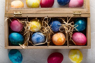 Saman dolu bir kutuda paskalya yumurtaları.