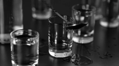 Bardaklara votka, rom, tekila, cin doldurulur..