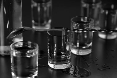 Bardaklara votka, rom, tekila, cin doldurulur..