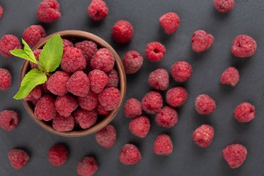 Olgun ahududu ve sağlıklı yiyecekleri yakın.