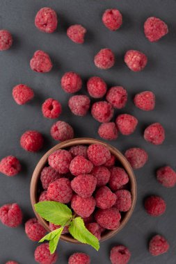 Olgun ahududu ve sağlıklı yiyecekleri yakın.