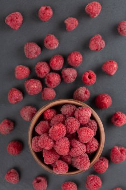 Olgun ahududu ve sağlıklı yiyecekleri yakın.