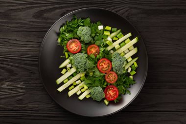 Salatalık, domates ve ottan oluşan gurme salata.