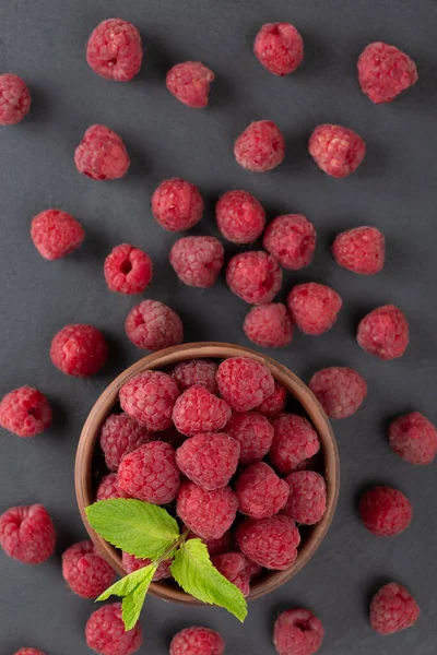 Olgun ahududu ve sağlıklı yiyecekleri yakın.