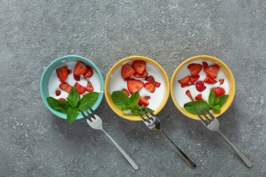 Dondurma ya da çilekli sütlü tatlı. Yaz tatlısı