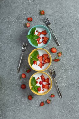 Dondurma ya da çilekli sütlü tatlı. Yaz tatlısı