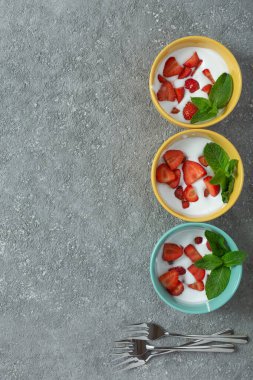 Dondurma ya da çilekli sütlü tatlı. Yaz tatlısı