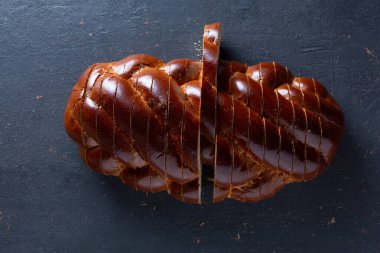 Paramparça kesilmiş güzel örülmüş ekmek. Lezzetli çörek.