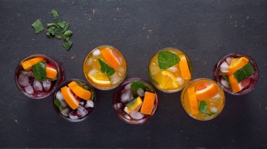 Barda buz, alkol ve meyve suyu kokteyli konsepti