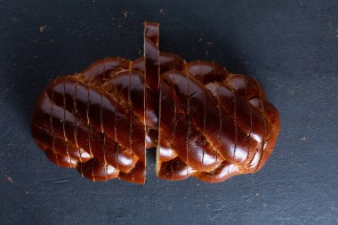 Paramparça kesilmiş güzel örülmüş ekmek. Lezzetli çörek.