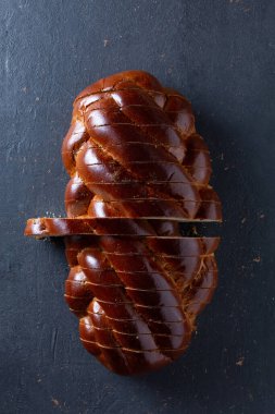 Güzel örülmüş ekmek parçalara bölünmüş.