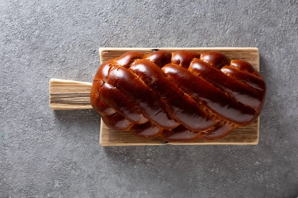 Pan Trenzado Dulce Cerca Una Tabla Cortar — Foto de Stock