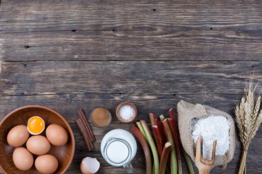 Ravent turtası pişirmek için bir dizi doğal ürün..
