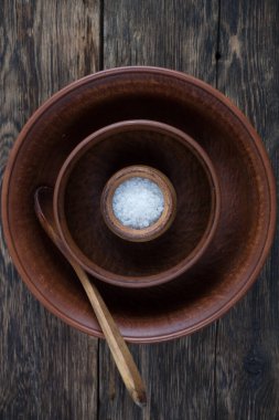 Ahşap masada boş toprak eşyalar, üst görünüm