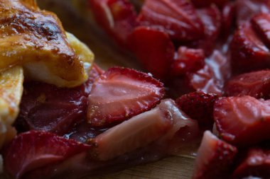 Çilekli turtaya yakın çekim, yakın plan. Yaz tarifi