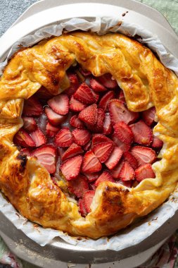 Çilekli nefis pişmiş tart. Boşluğu kopyala, üst görünüm.