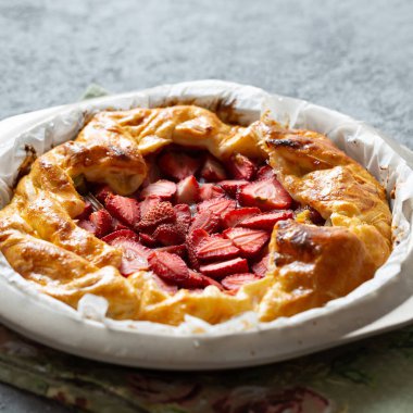 Çilekli nefis pişmiş tart. Boşluğu kopyala, üst görünüm.