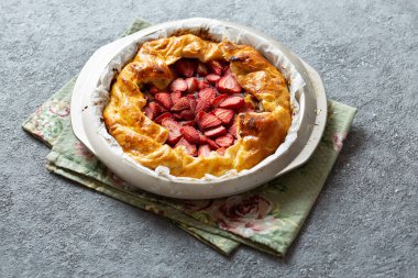 Çilekli nefis pişmiş tart. Boşluğu kopyala, üst görünüm.