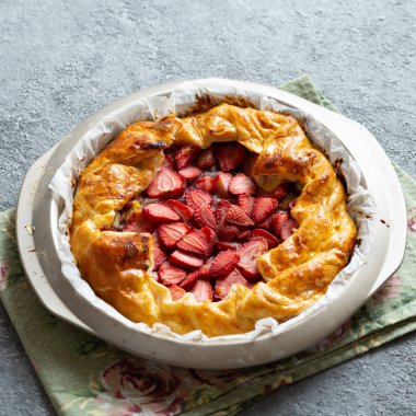 Çilekli nefis pişmiş tart. Boşluğu kopyala, üst görünüm.