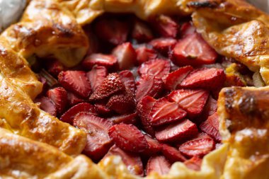 Çilekli turtaya yakın çekim, yakın plan. Yaz tarifi