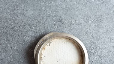 Turtasız, boş bir fırın tabağı. Masanın üzerinde. Yukarıdan görünüm.