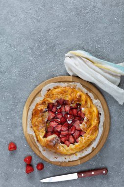 Masanın üzerine çilekli turta yakın plan. Çilekli turta açıldı..