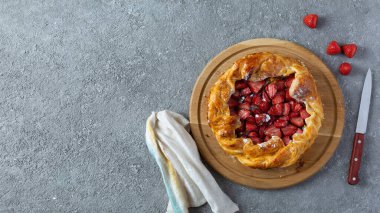 Masanın üzerine çilekli turta yakın plan. Çilekli turta açıldı..