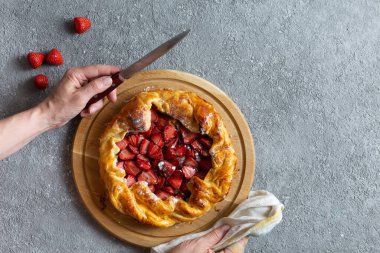 Masanın üzerine çilekli turta yakın plan. Çilekli turta açıldı..