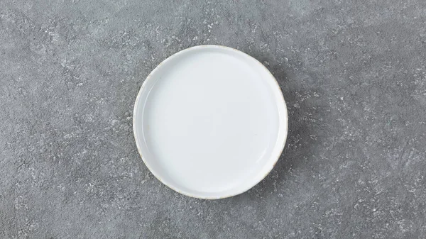 Empty White Plate Gray Concrete Background Copy Space Top View — Stock Photo, Image