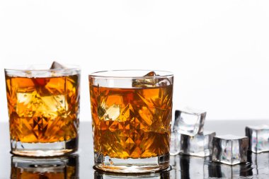 Bardakta altın viski, masada buz küpleri, üst manzara. Metin için boşluk