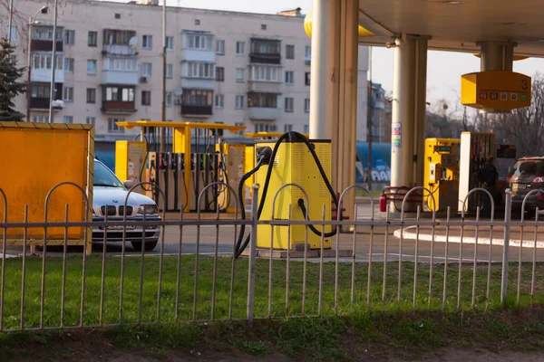 Київ Україна Автомобілі Заправляються Автозаправній Станції Сучасному Місті — стокове фото