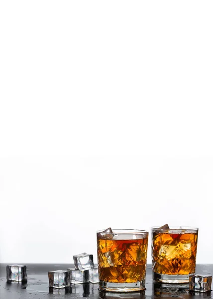 Goldener Whisky Glas Mit Eiswürfeln Auf Dem Tisch Draufsicht Raum — Stockfoto