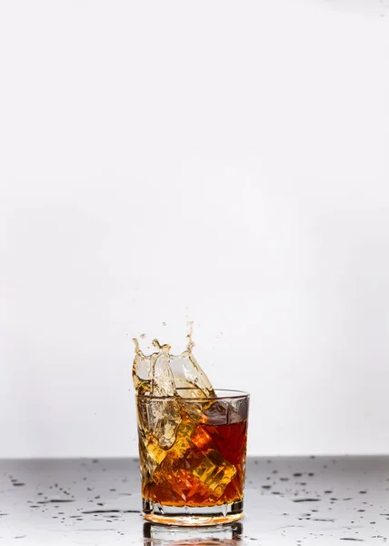 Goldener Whisky Glas Mit Eiswürfeln Auf Dem Tisch Draufsicht Raum — Stockfoto