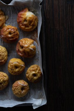 sağlıklı yiyecekler tarçınlı ve ballı fırında elma, pudra şekeri ve reçel.