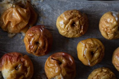 sağlıklı yiyecekler tarçınlı ve ballı fırında elma, pudra şekeri ve reçel.