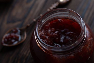 Elma reçelini kaşıkta ve kavanozda yakın plan çek. ülke tarzı