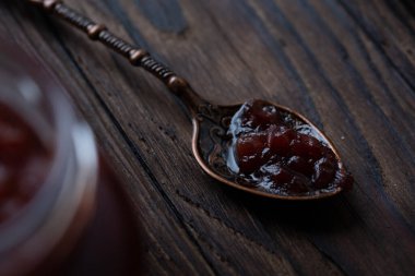 Elma reçelini kaşıkta ve kavanozda yakın plan çek. ülke tarzı