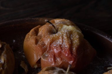 sağlıklı yiyecekler tarçınlı ve ballı fırında elma, pudra şekeri ve reçel.