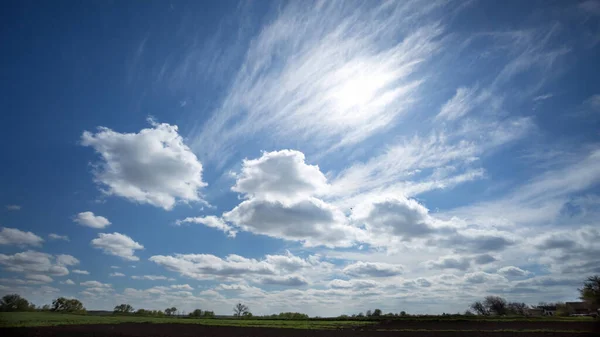 Красивий Краєвид Блакитним Небом Білими Хмарами — стокове фото