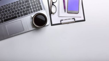 Düz yatış, dizüstü bilgisayarlı ofis masası, akıllı telefon, not defteri, kahve fincanı, not defteri. Metin veya resim için kopyalama alanı olan üst görünüm. Masaüstü arkaplan kavramı.