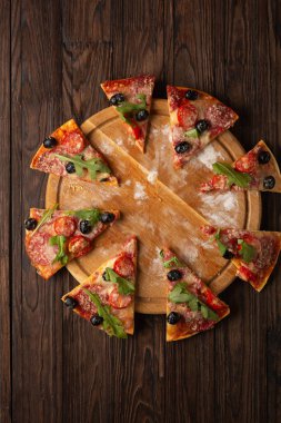 Lezzetli pizza parçalara ayrılmış.