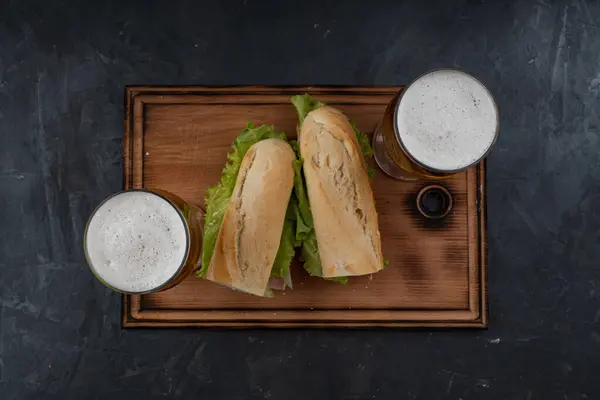 Сэндвичи Пиво Деревянном Столе — стоковое фото