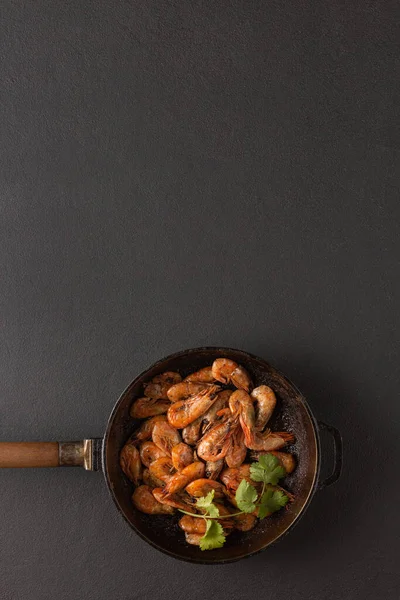 コリアントロと鍋に揚げエビ — ストック写真